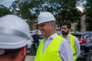 Ministrul Adrian Veștea a vizitat amplasamentul de la Feldioara pe care se va construi o bază sportivă de tip 1 cu o suprafață desfășurată de 13.202 mp